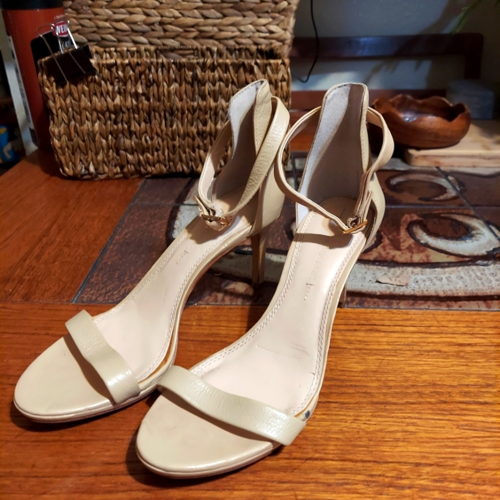 Banana republic Cream Ankle Strap Heels 7.5 work event shower party